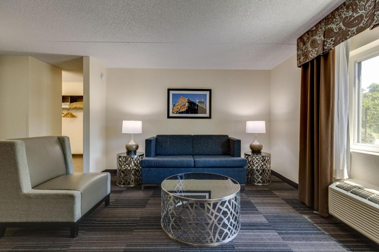 King Suite Complimentary Happy Hour M-Sa