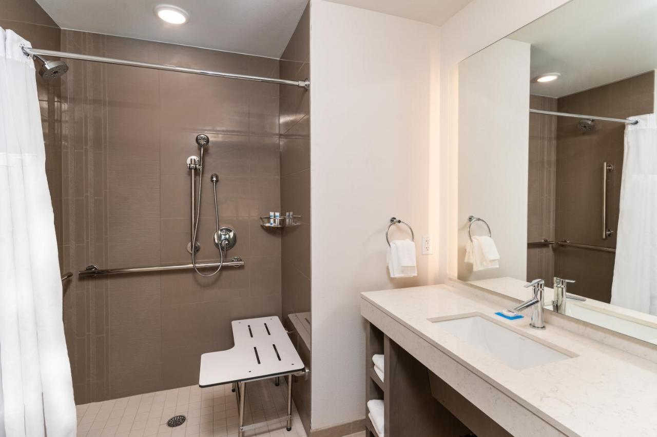 Den King Room with Roll-in Shower - Disability Access