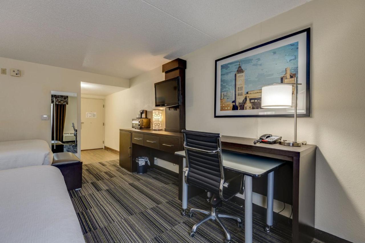 Two Queen Beds Balcony or Patio Complimentary Happy Hour M-Sa