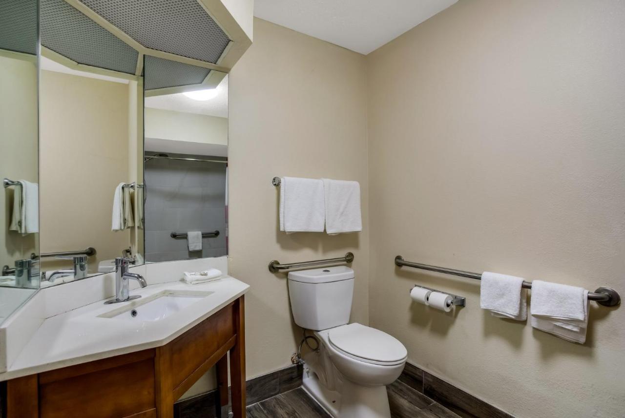 Deluxe Queen Room Disability Access Non-Smoking