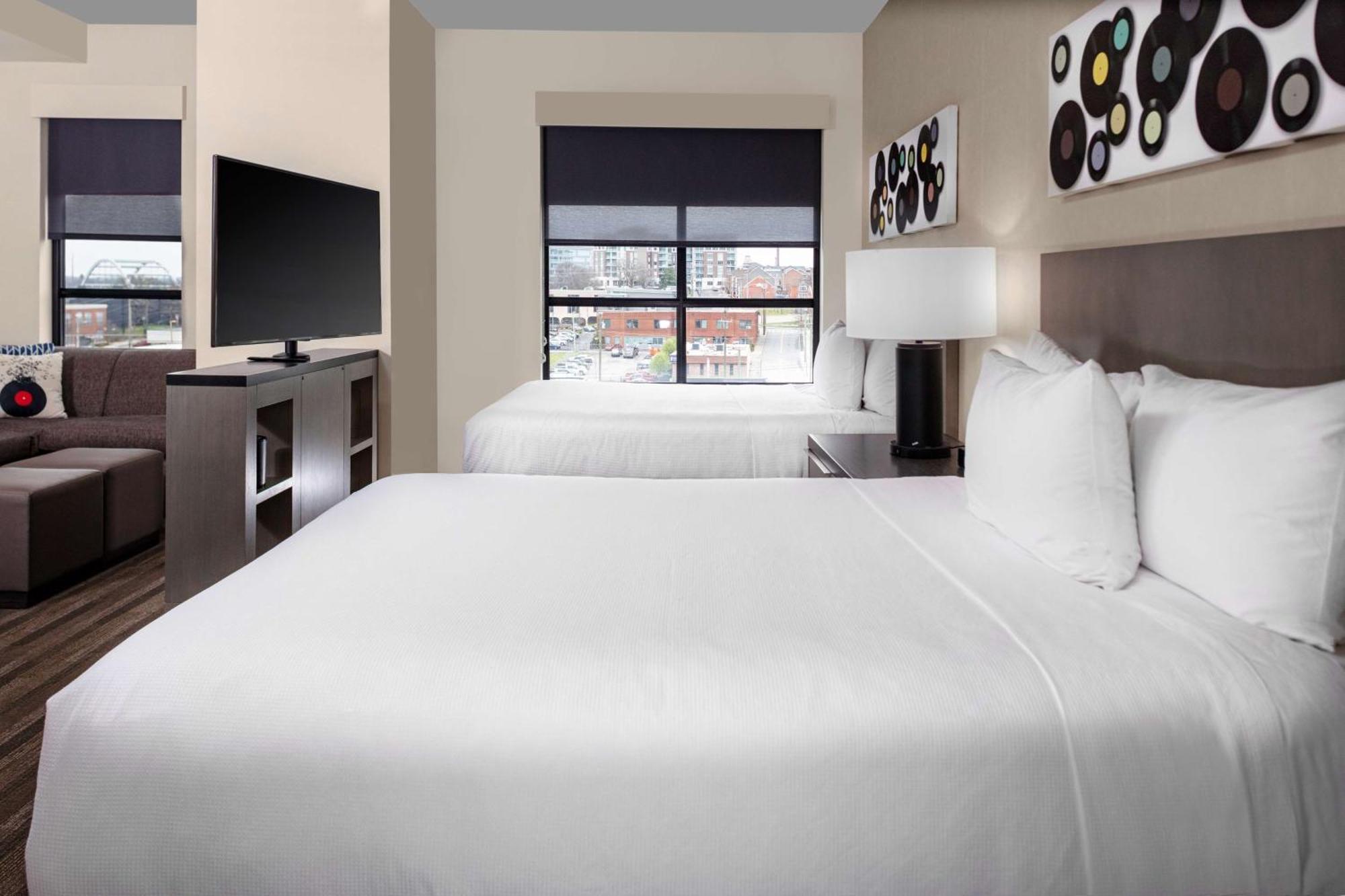 Studio Suite Two Queen Beds Sofa Bed Kitchen