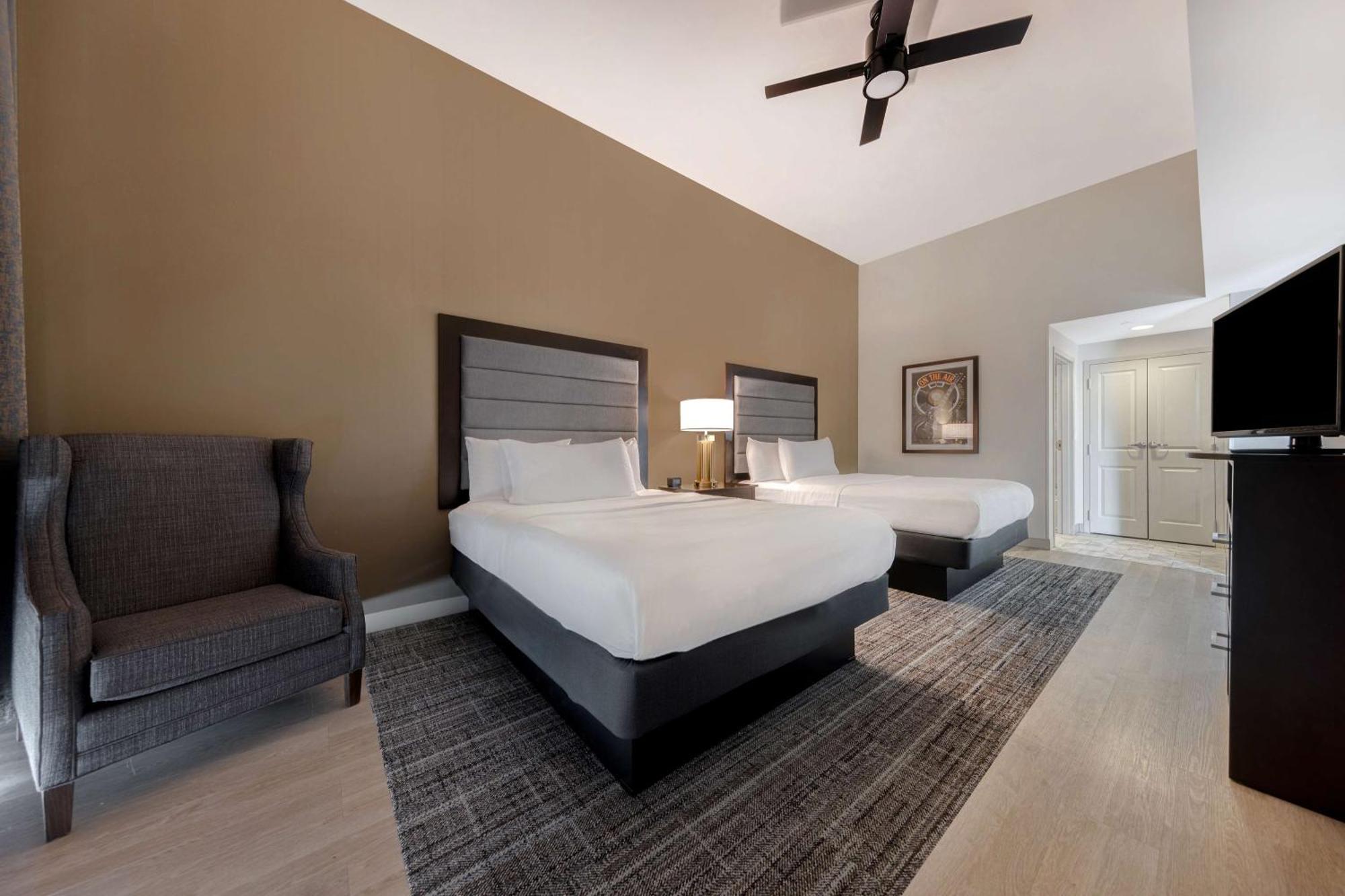 Deluxe One-Bedroom Queen Suite Non-Smoking