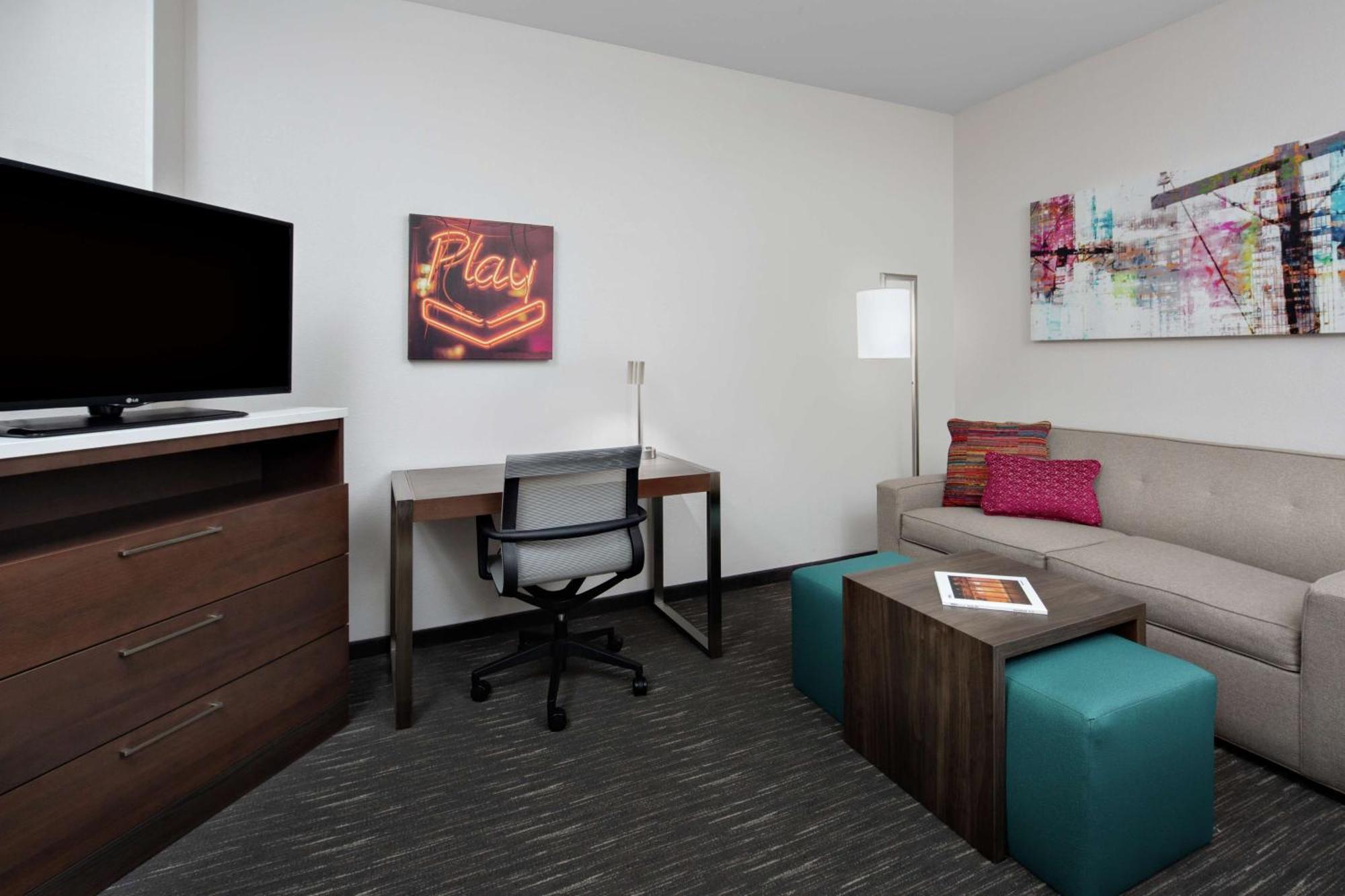 Deluxe Queen Room with Two Queen Beds and Sofa Bed,1552178557:JPEG