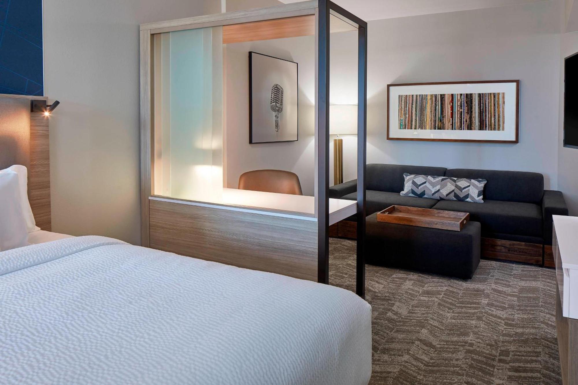 Suite 2 Queen Trundle bed High floor