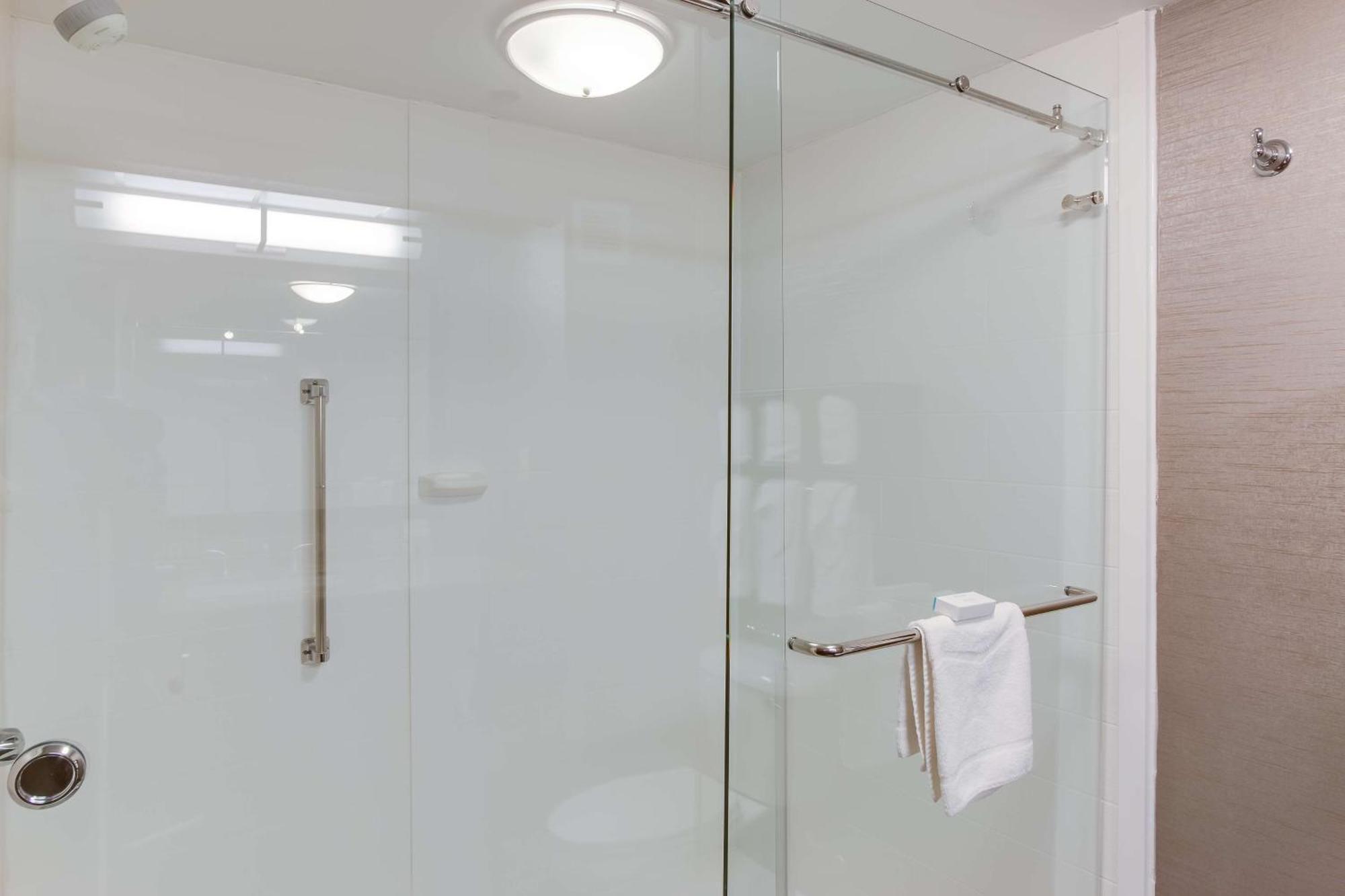 One King Shower only Wet bar Non-Smoking