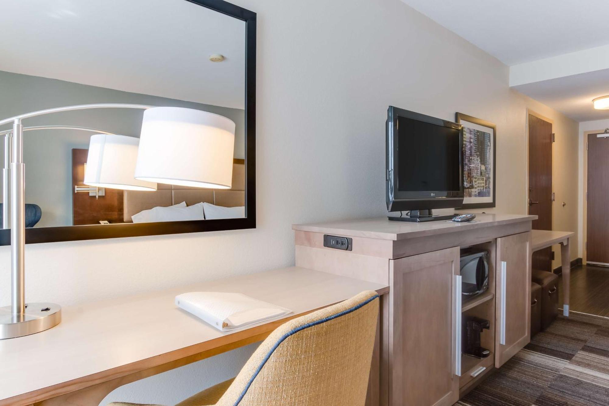 King Room Accessible Tub Mobility Hearing Access or Non-Smoking