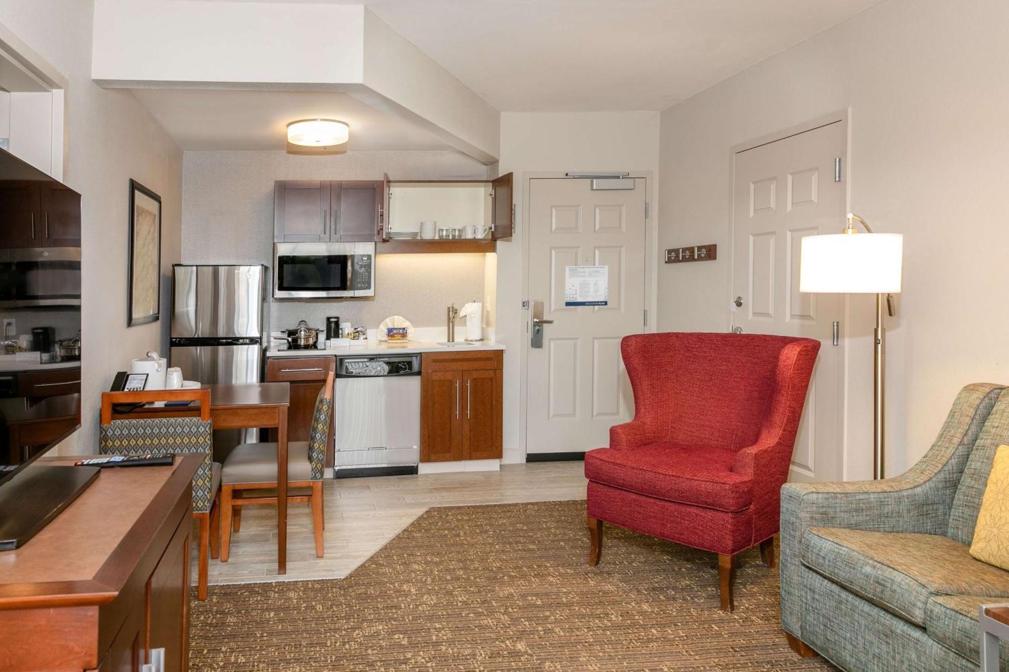 Non-Smoking King Suite Kitchen