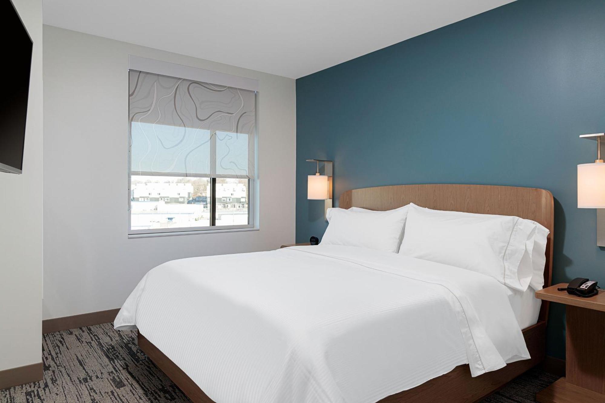 One Bedroom King Suite with Sofa Bed and City View,1578524792:JPEG