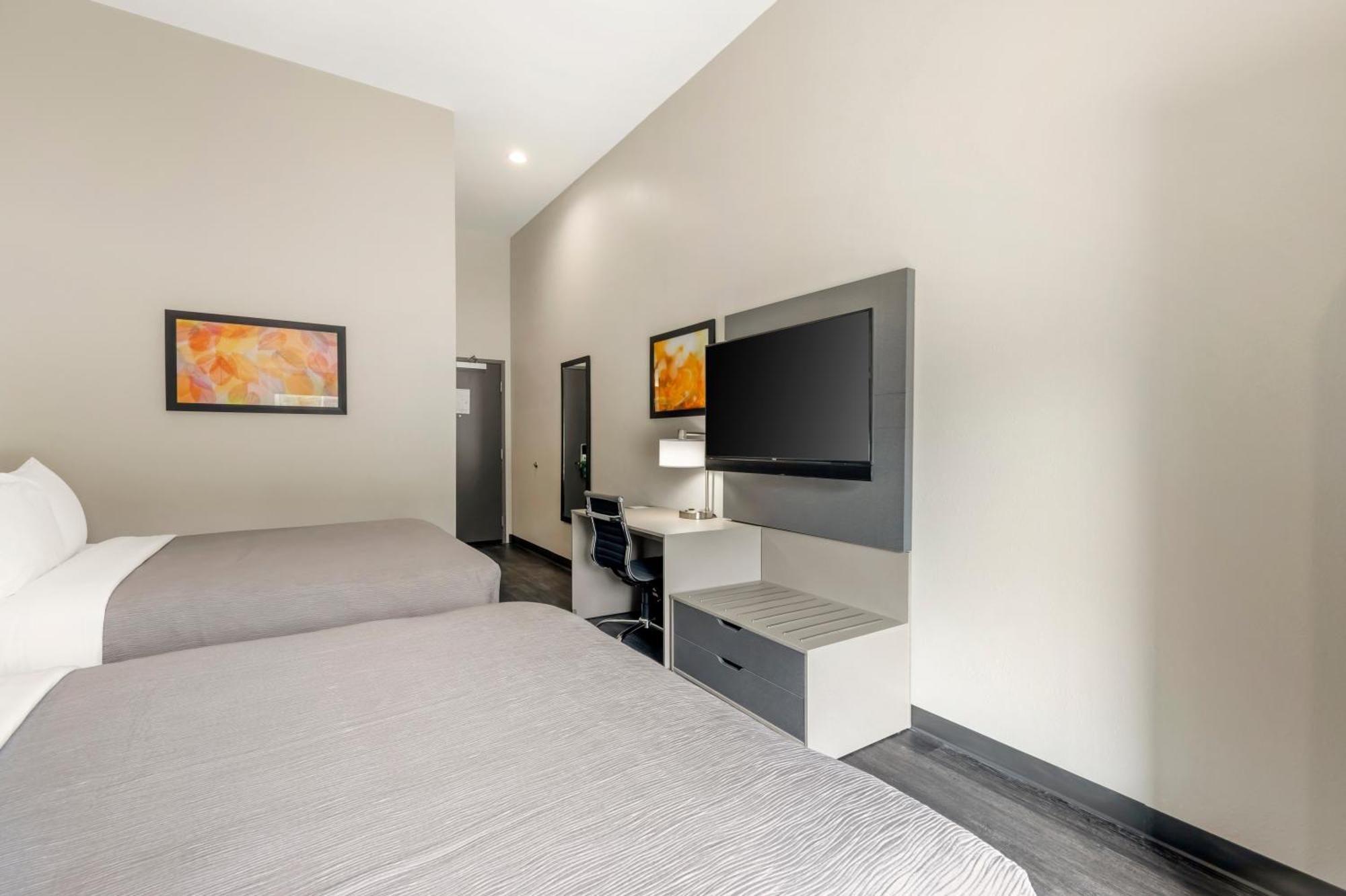 Queen Suite Two Queen Beds Sofa Non Smoking
