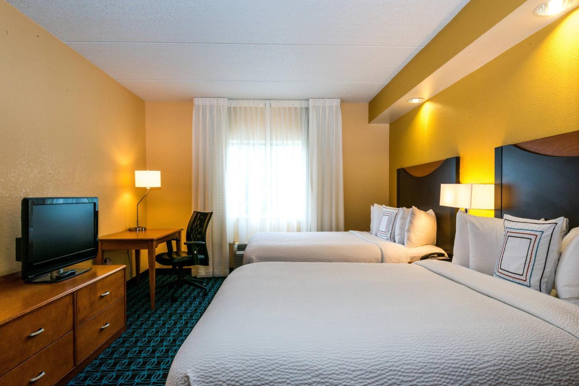 Queen Room with Two Queen Beds and Roll-In Shower - Mobility Access/Hearing Accessible