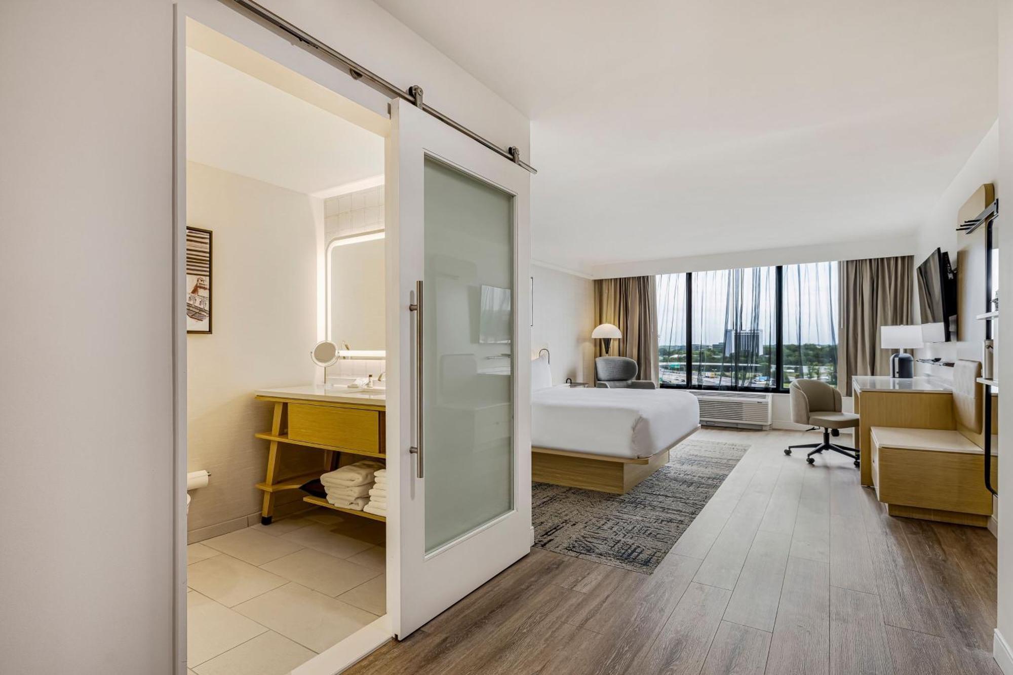 Premium Corner King Room Skyline View
