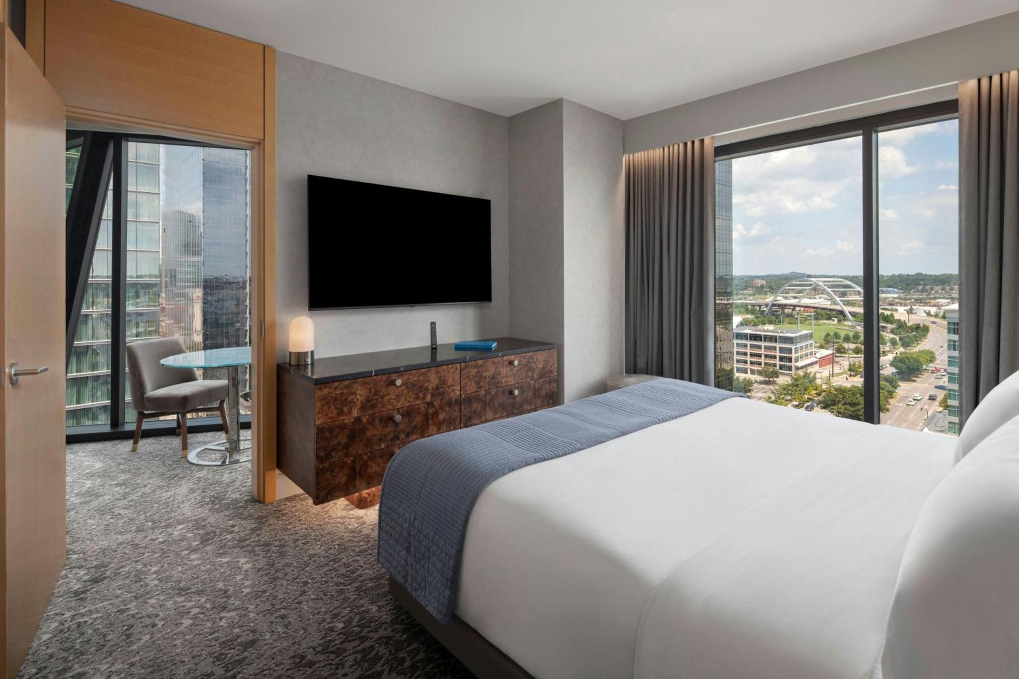 Corner King Suite City View