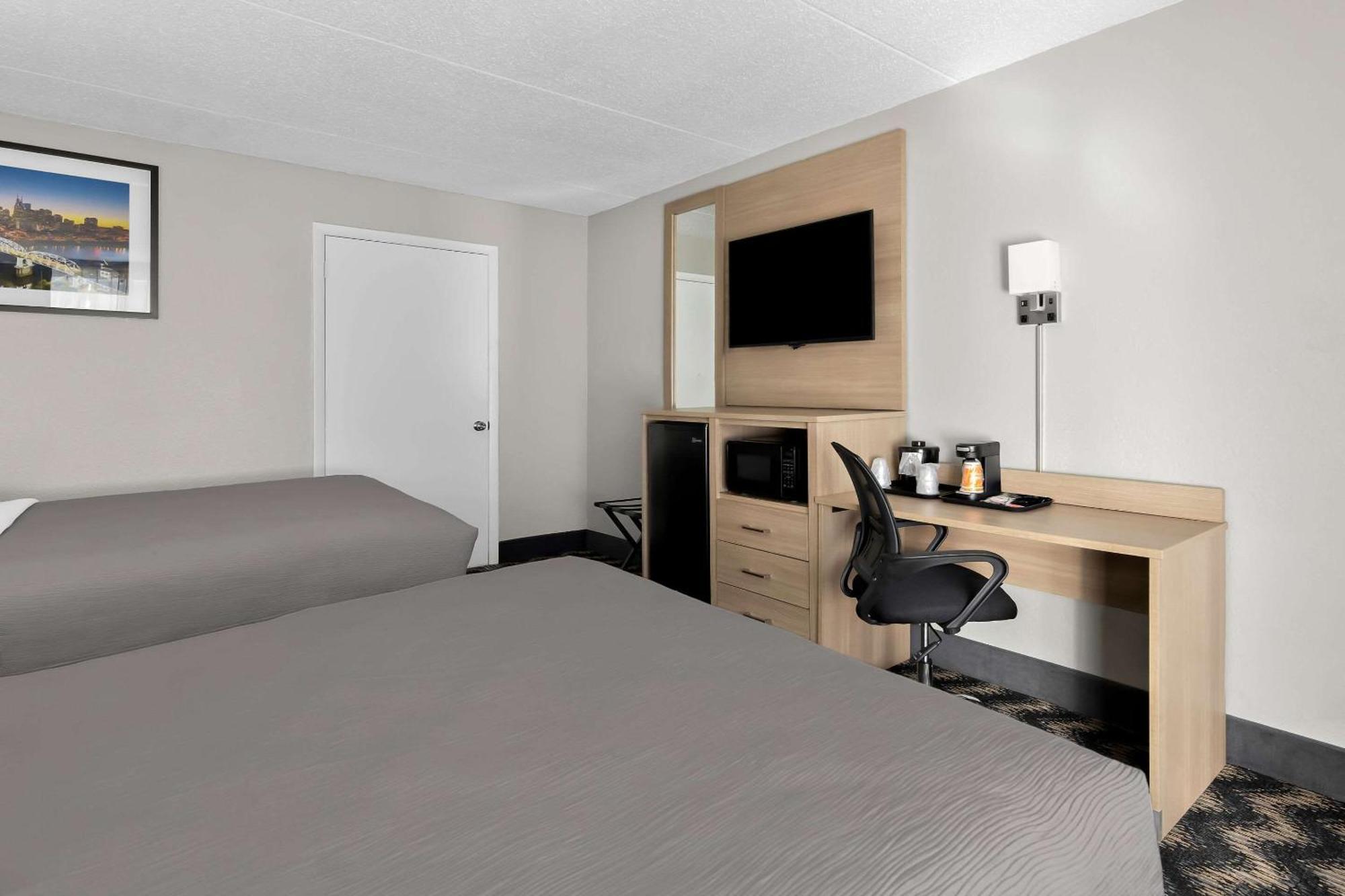 Quadruple Room with Two Queen Beds and Tub - Disability Access/Non Smoking