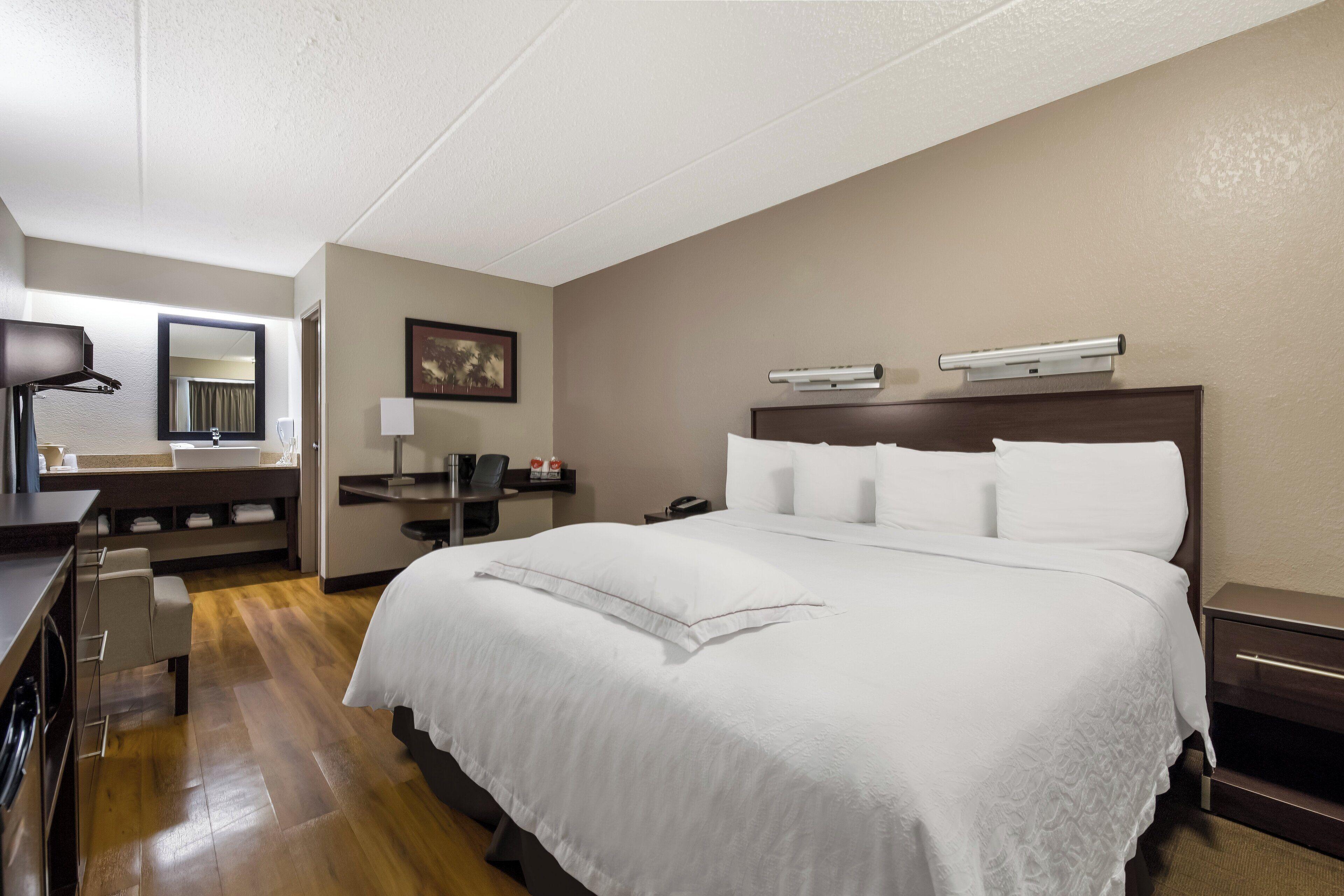 Premium King Room Smoke Upgraded Bedding & Snack