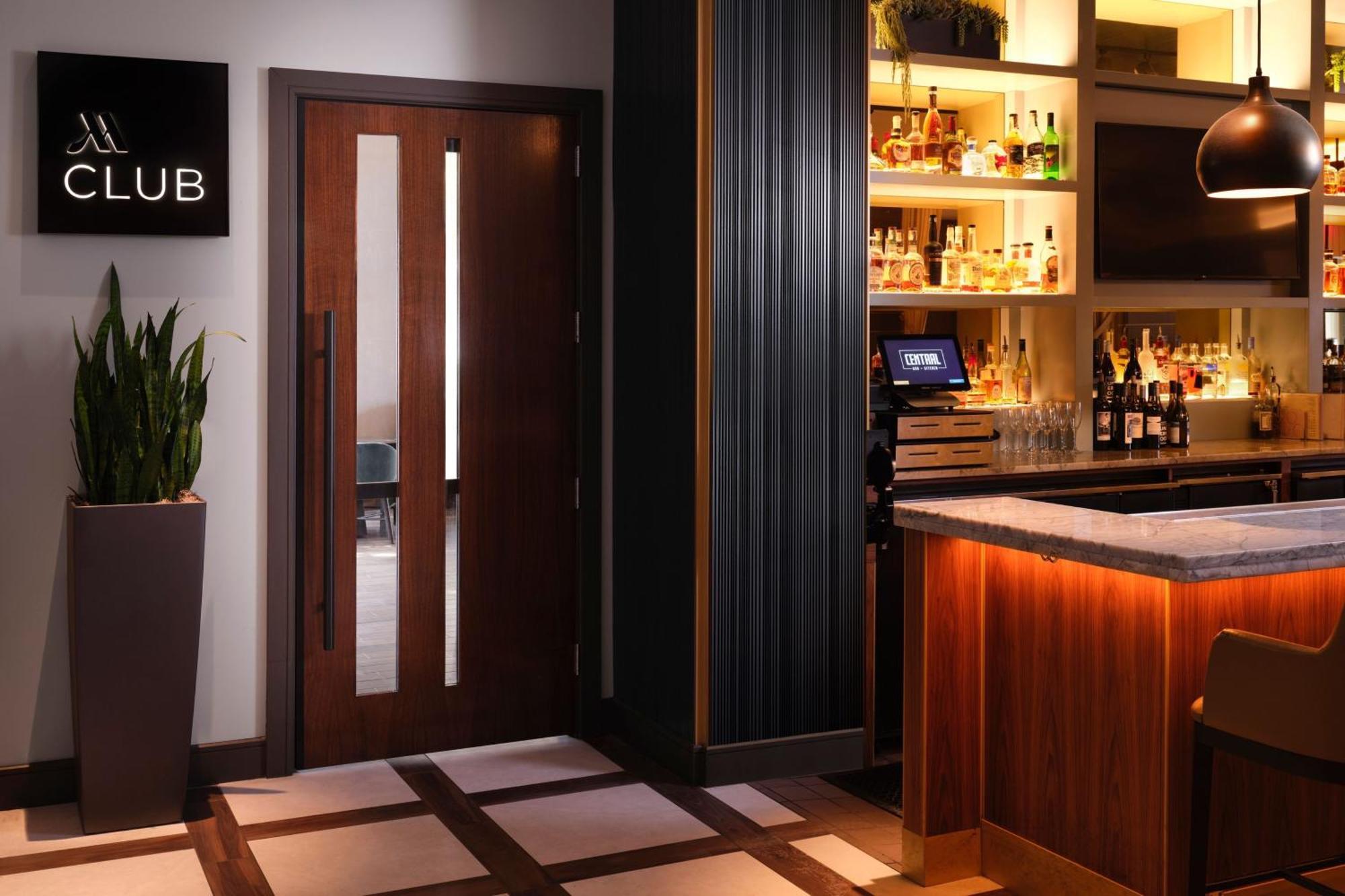 1 King Bed MClub Lounge Access