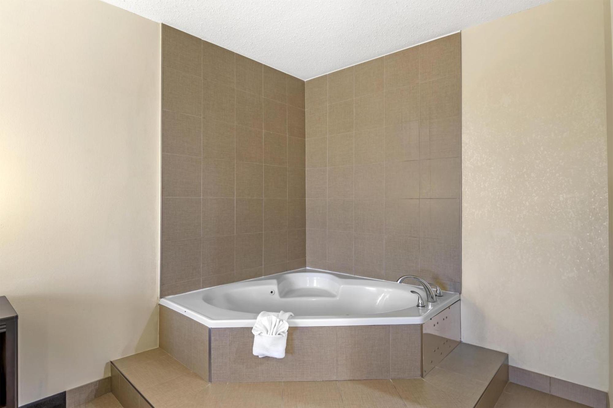 King Room Jetted Tub Non-Smoking