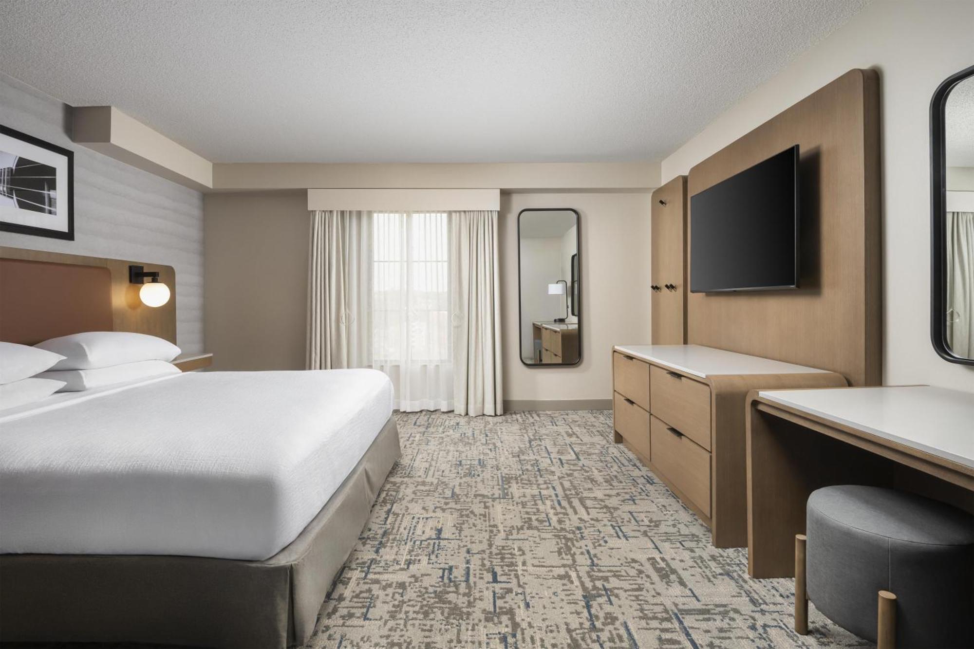 One-Bedroom King Suite Roll Shower Mobility Access or Non-Smoking