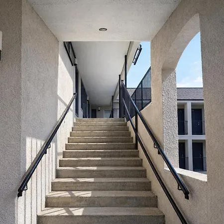 Quarters Inn & Suites-2
