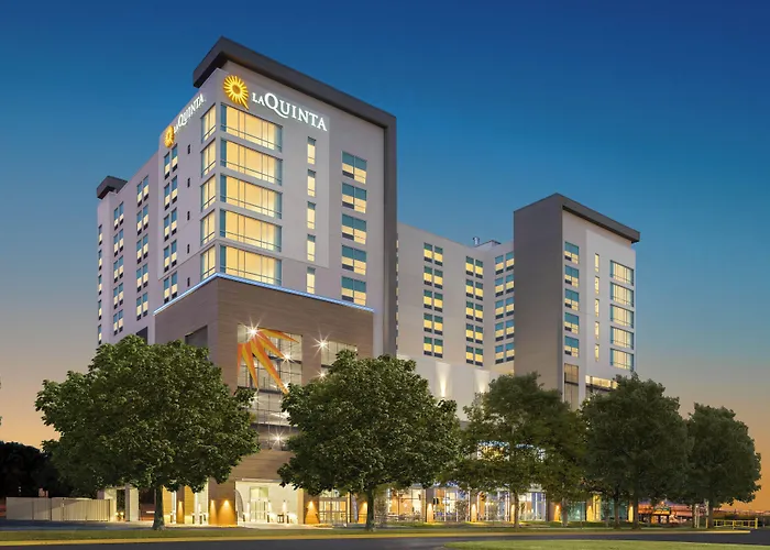 La Quinta Inn & Suites By Wyndham Nashville Downtown Stadium