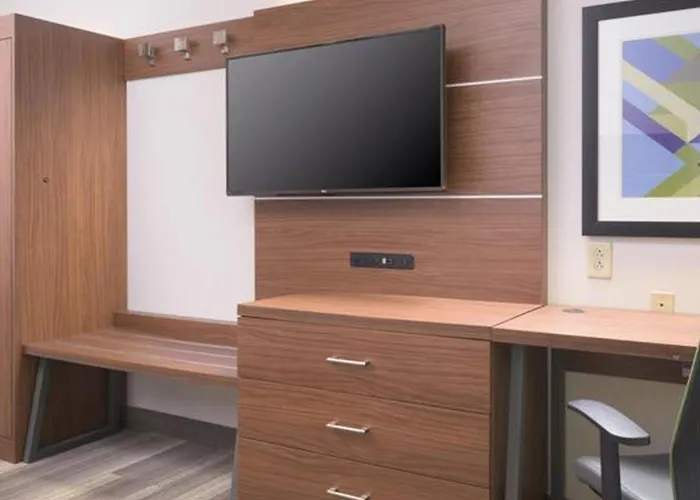 Holiday Inn Express & Suites - Nashville Metrocenter Downtown By Ihg